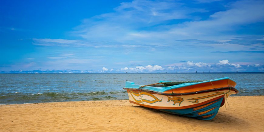 Fiskerbåd på stranden i Negombo i Sri Lanka