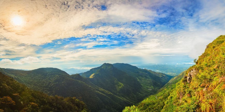 Sunny day at World’s End in Horton Plains in Sri Lanka 