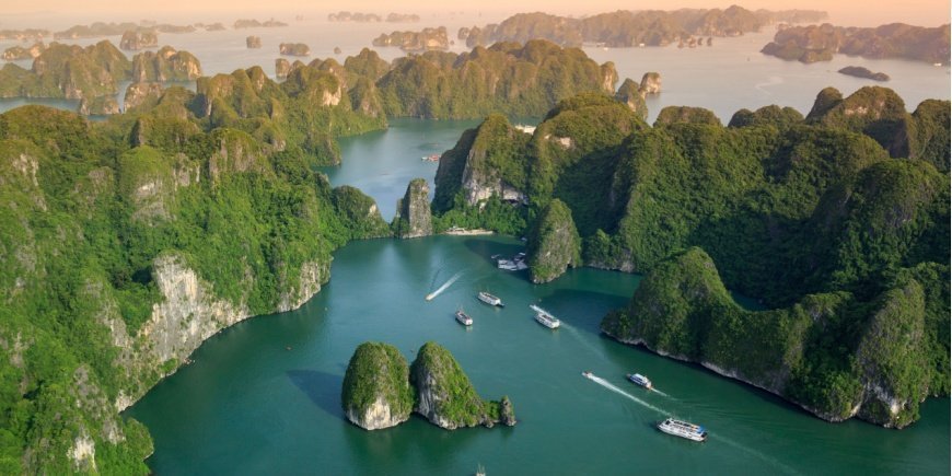 Overview of boats in Ha Long Bay