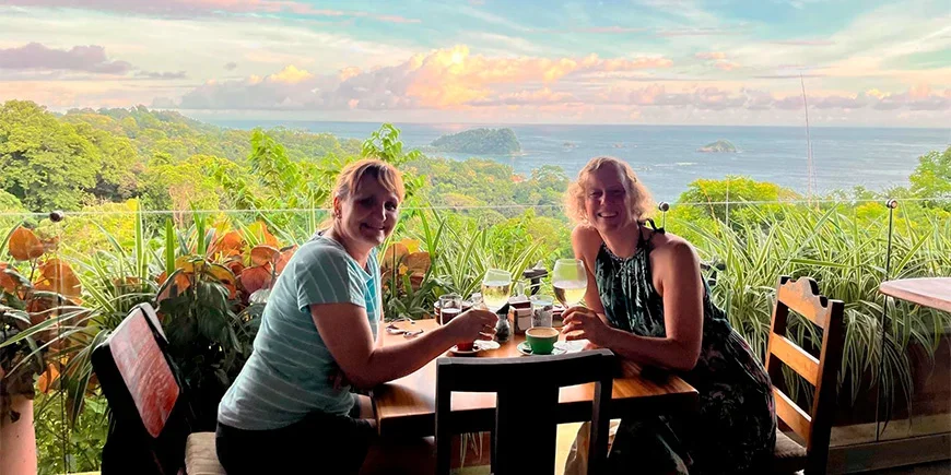 Meike and a friend enjoying a drink at a café in Costa Rica