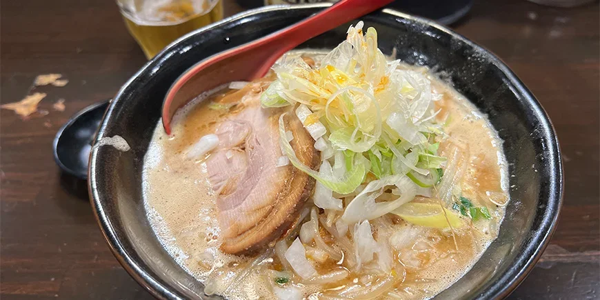 A bowl of ramen with pork