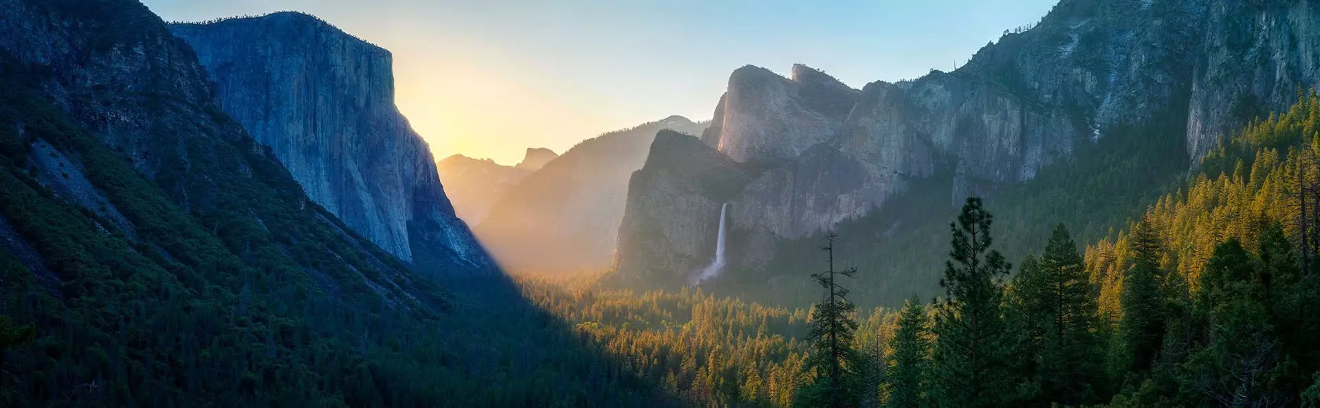 Sunrise at the tunnel view in Yosemite National Park in California in the USA